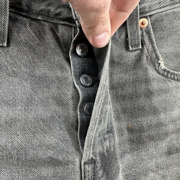 LEVIS PREMIUM HIGH WAIST Button-fly distressed black midi length short.  25 - Picture 6 of 11